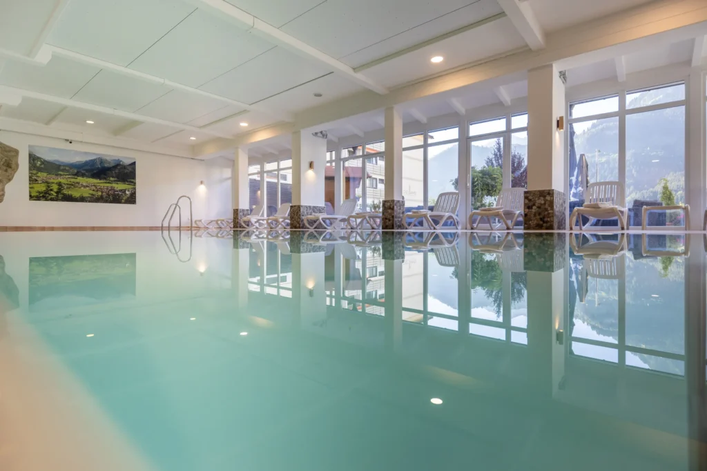 Panorama-Pool mit Solewasser und großen Fenstern