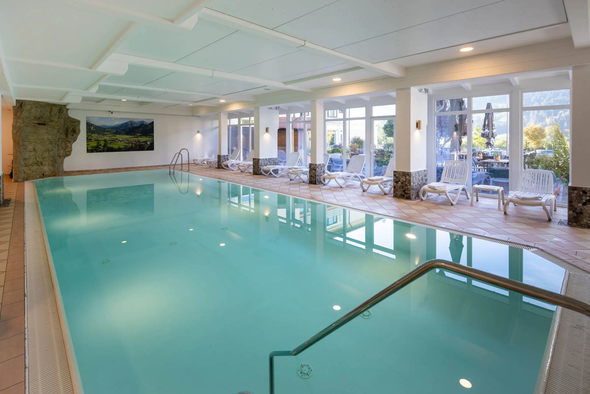 Hallenbad mit Blick ins Grüne im Hotel DIE GAMS