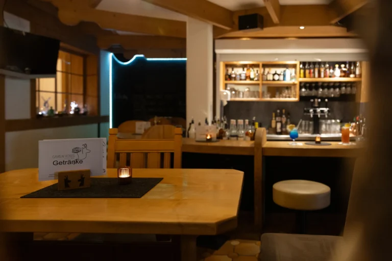 Hotelbar Gams n Roses am Abend mit Kerzenlicht