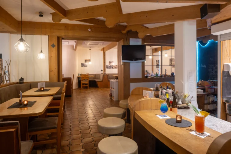Stube der Hotelbar Gams n Roses mit Theke und Holztischen