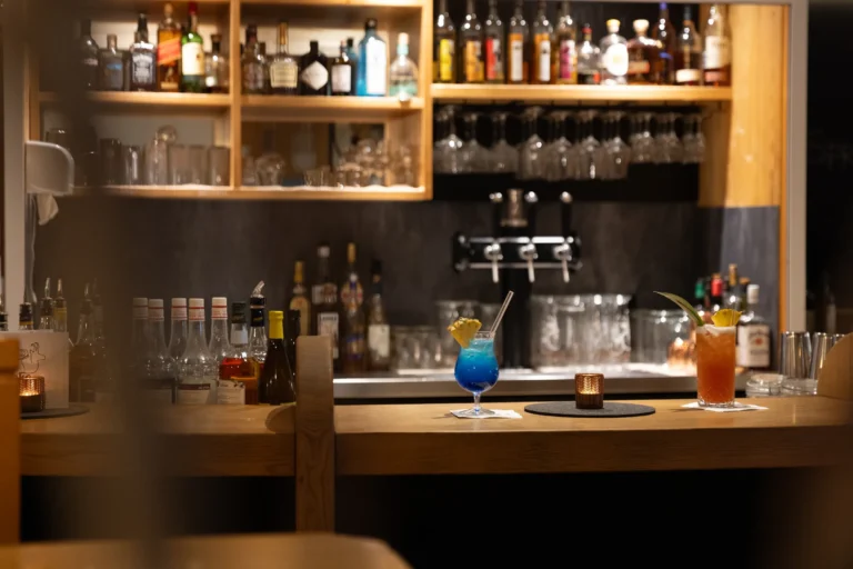 Theke der Hotelbar Gams n Roses mit Flaschenregal