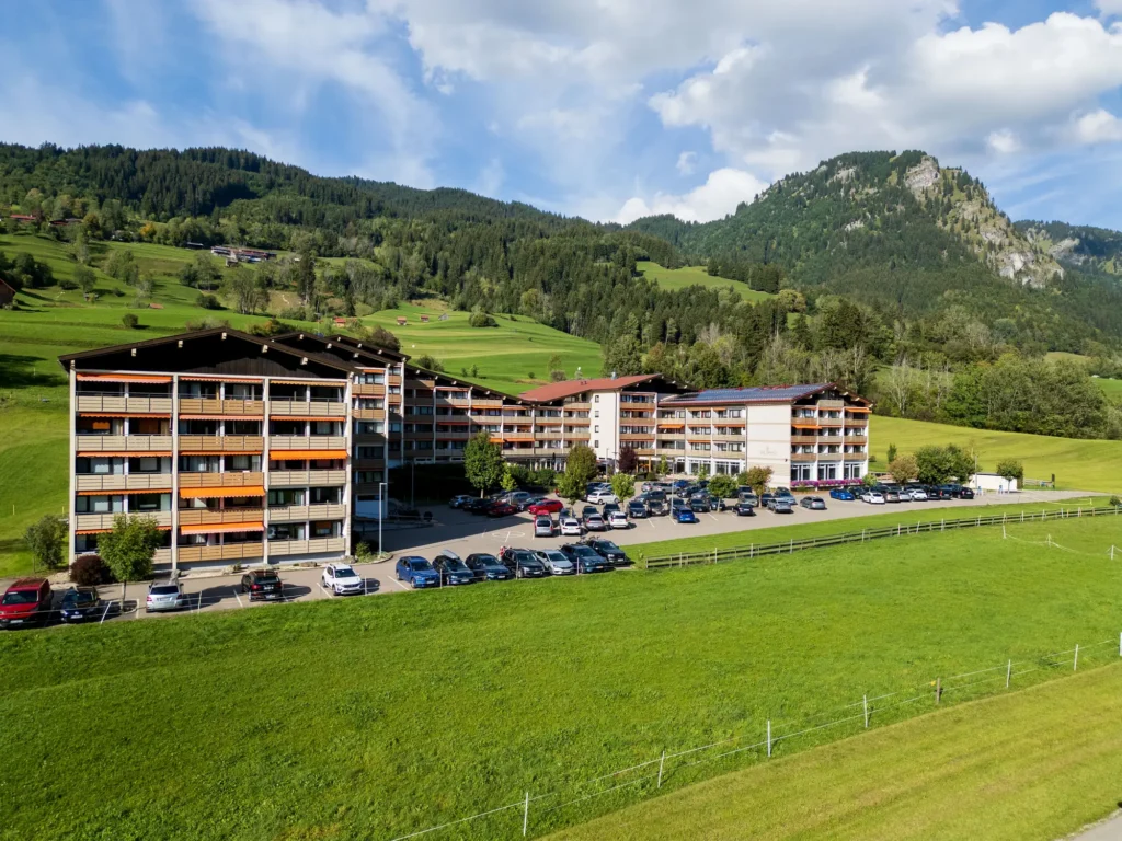 die gams luftbild gesamtansicht bergkulisse