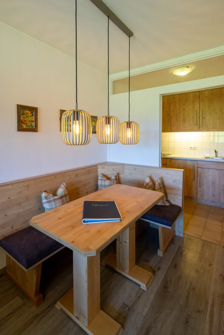 Essplatz mit Eckbank und Hängeleuchten in einem Premium-Appartement im Hotel DIE GAMS