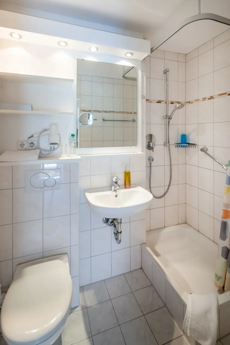 Bad mit Badewanne, Waschbecken und WC in einem Premium-Appartement im Hotel DIE GAMS