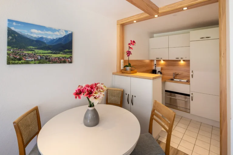 Küchenzeile mit rundem Esstisch in einem Premium-Appartement im Hotel DIE GAMS