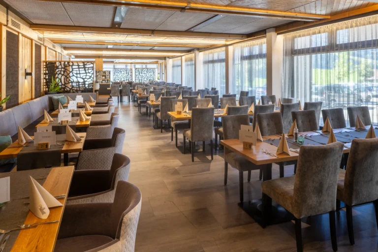 Restaurant GAMS & gar mit großen Fenstern und eingedeckten Tischen