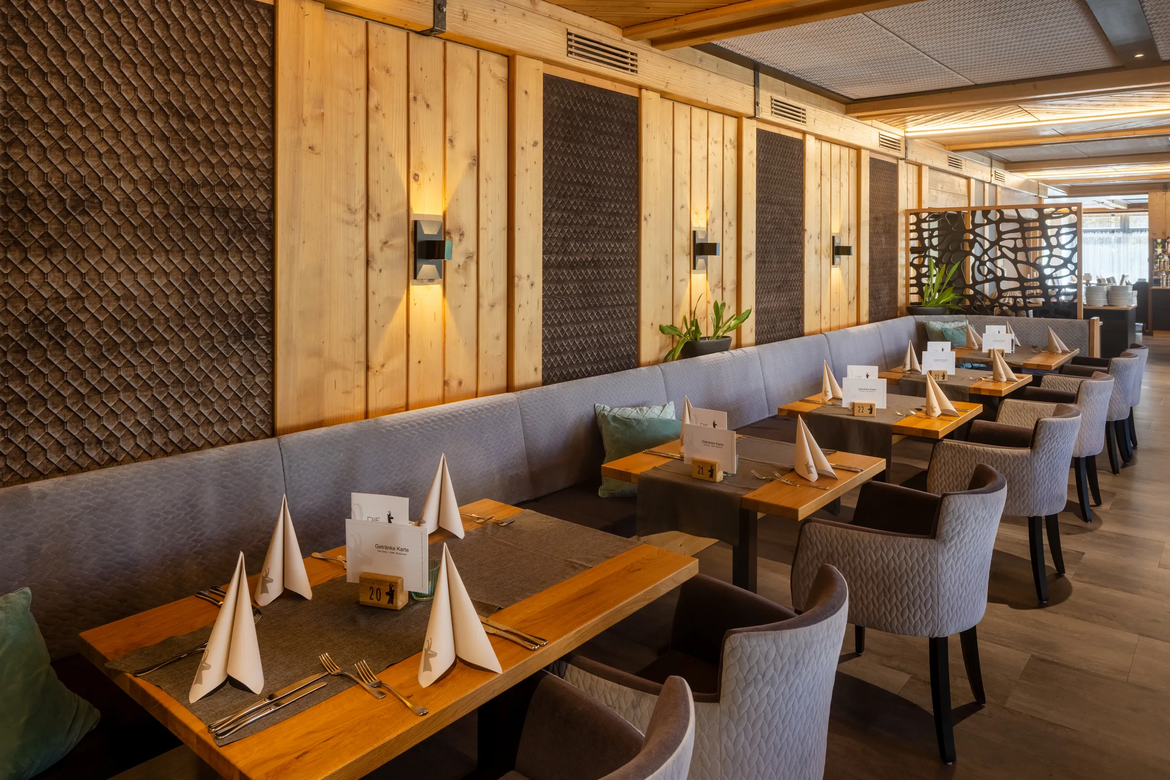Eingedeckte Tische mit Sitzbank im Restaurant GAMS & gar