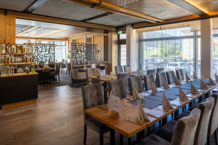 Lange eingedeckte Tafel im Restaurant GAMS & gar