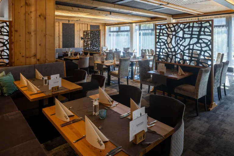 Restaurant GAMS & gar mit Holzwänden und Raumteilern