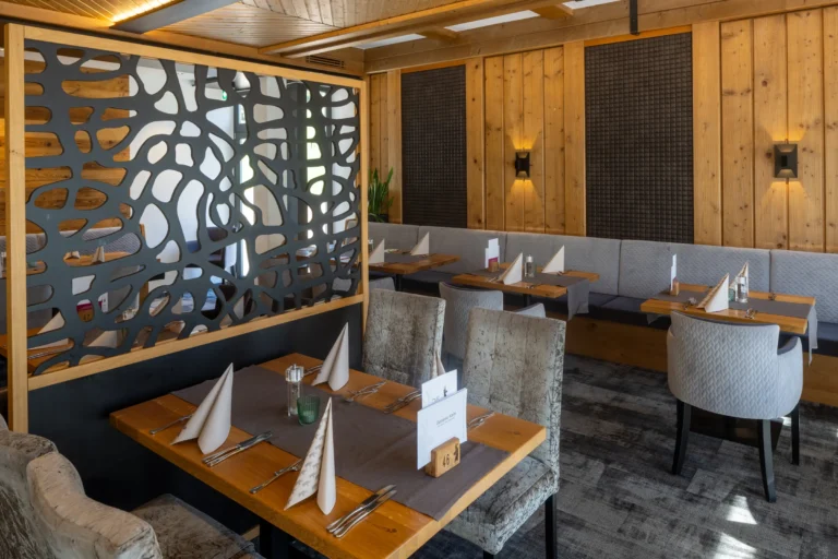Tisch für zwei hinter dem Raumteiler im Restaurant GAMS & gar