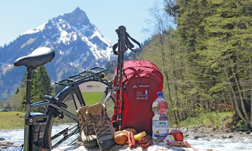 DIE GAMS Rucksack, E-Bike und Brotzeit vor Allgäuer Bergkulisse