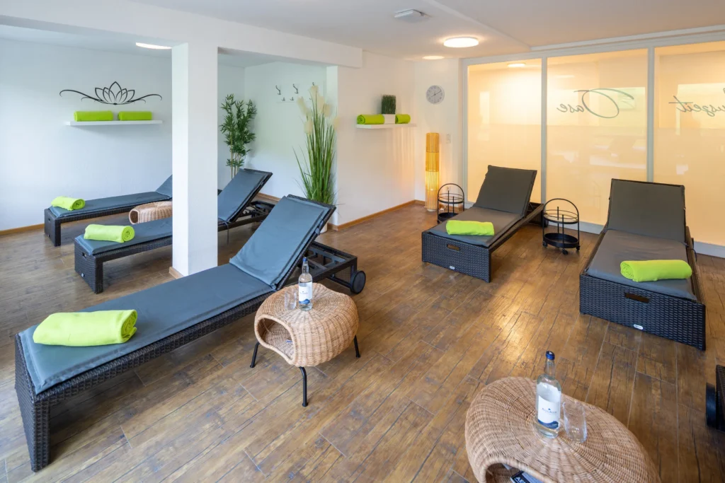 Ruheraum mit Liegen im Wellnessbereich des Hotels DIE GAMS
