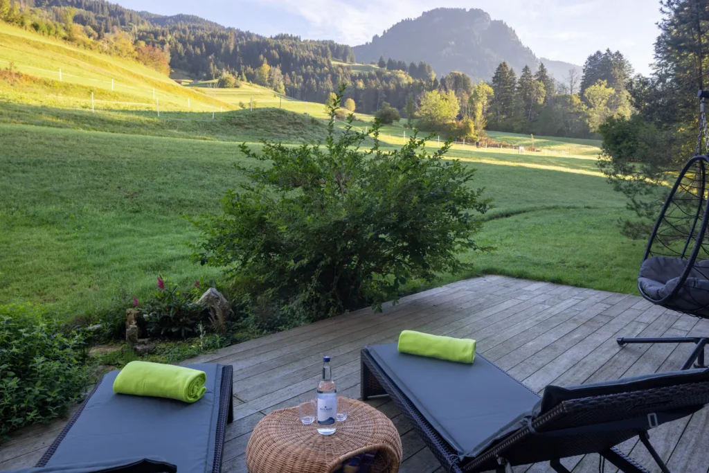 Ruheterrasse mit Liegen und Bergblick im Hotel DIE GAMS