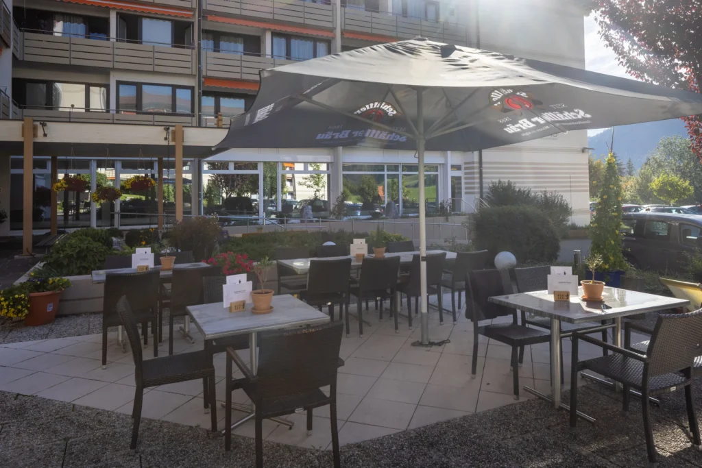 Sonnenterrasse mit Schirmen vor dem Hotel DIE GAMS