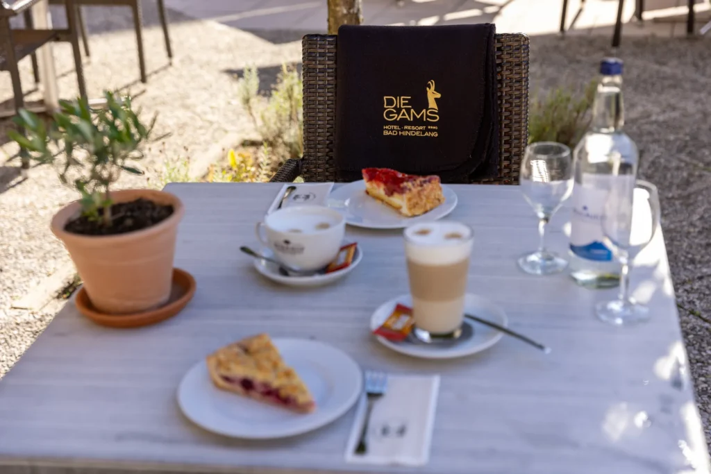 Kaffee und Kuchen auf der Sonnenterrasse von DIE GAMS