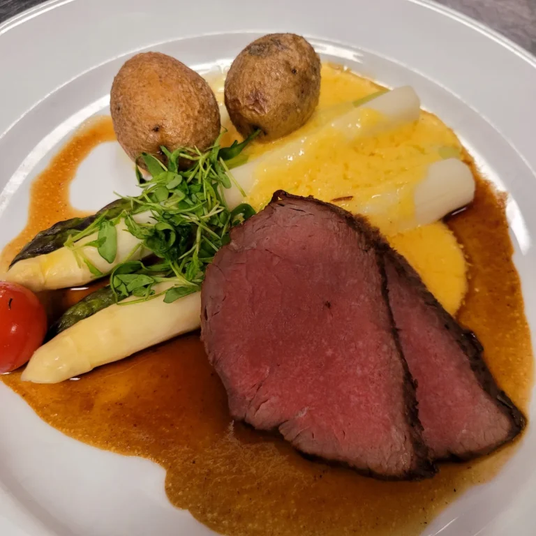 Rosa gebratenes Roastbeef mit weißem Spargel und Kartoffeln im Restaurant GAMS & gar