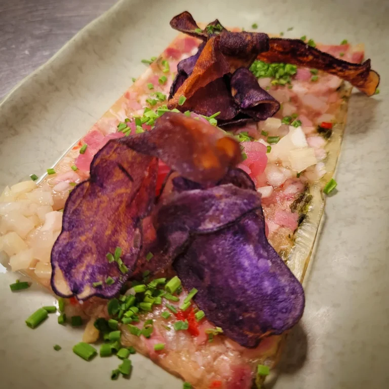 Tatar mit violetten Kartoffelchips und Schnittlauch im Restaurant GAMS & gar