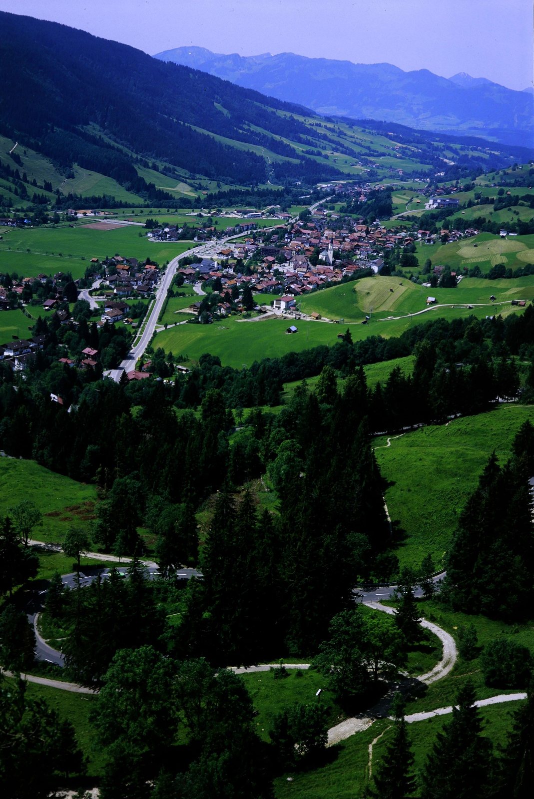 Historisches Farbdia von 1982: Blick von der Jochstraße auf die Kehren und den Ort Hindelang im Ostrachtal