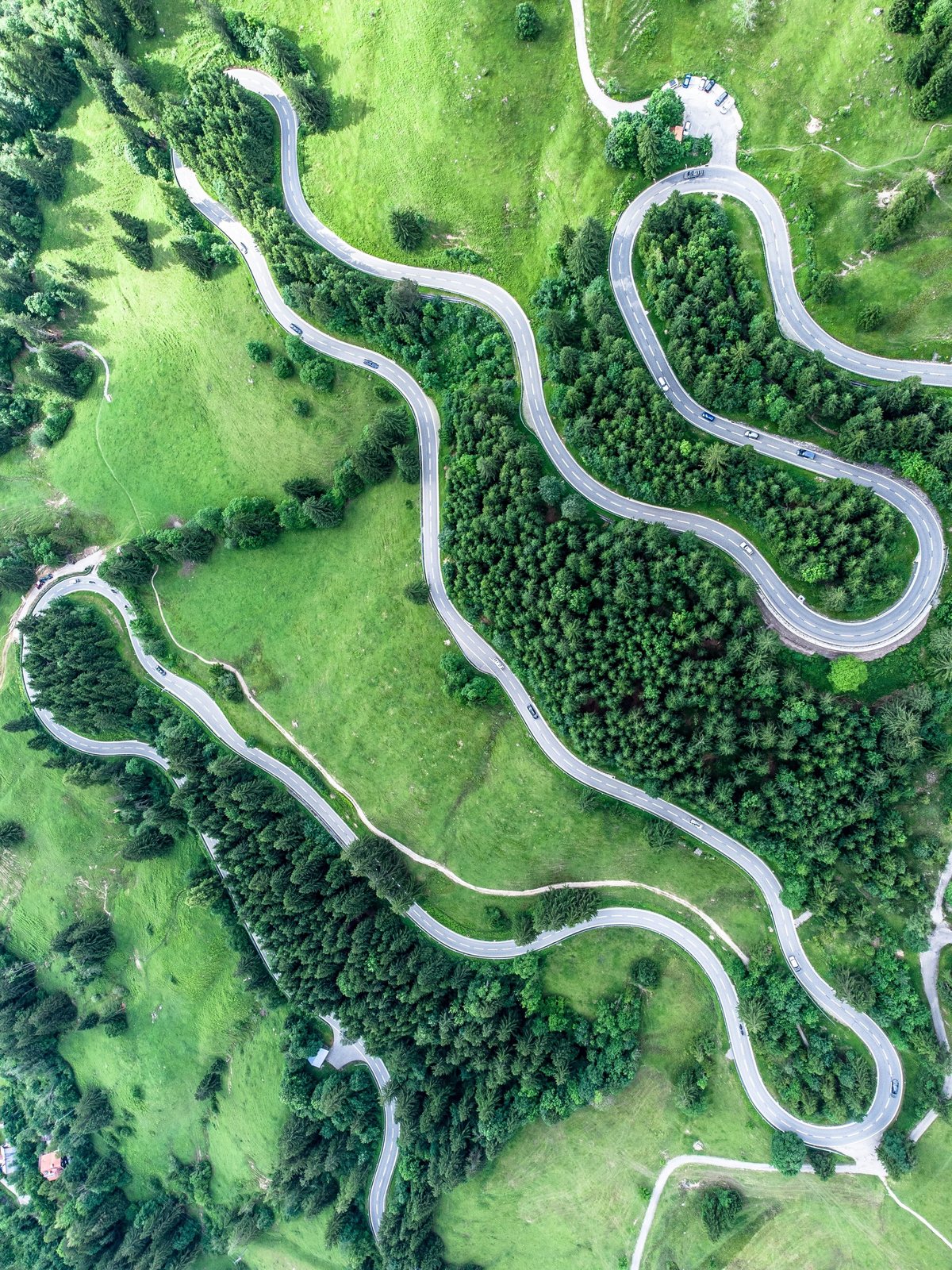 Drohnenblick senkrecht von oben auf die Serpentinen der Jochstraße zwischen Bad Hindelang und Oberjoch im Bergwald