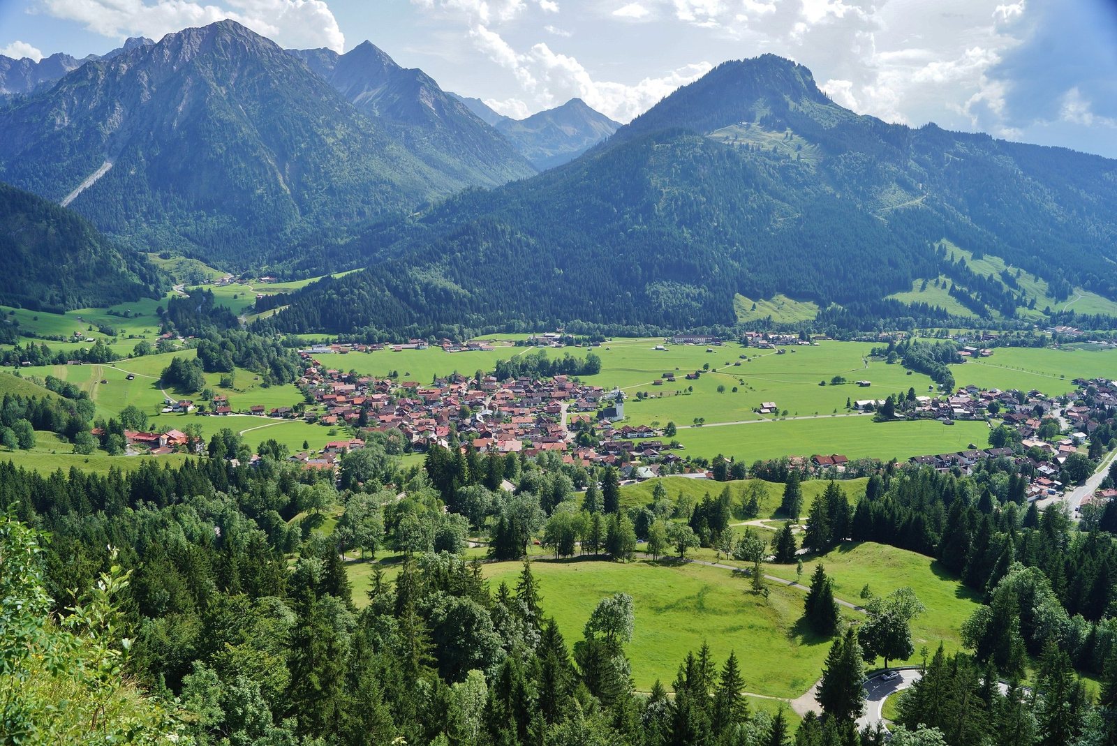 Blick vom Aussichtspunkt Kanzel an der Jochstraße über das Ostrachtal und Bad Oberdorf zu Imberger Horn und Rotspitze