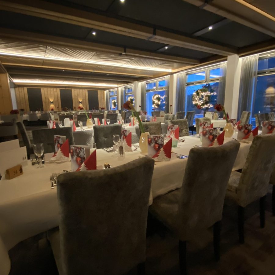 Weihnachtlich gedeckte Festtafel im Restaurant GAMS & GAR